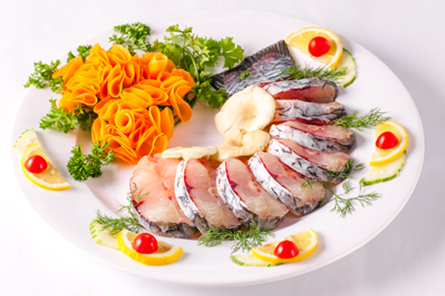 Cách làm lẩu cá trắm ngon là phải chọn được nguyên liệu tươi sạch, thơm ngon